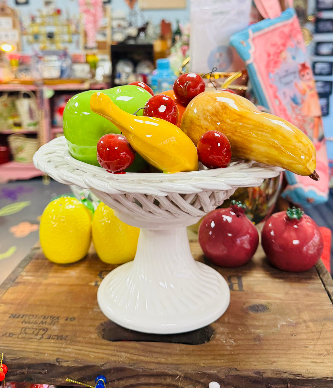 Ffrwythau mewn bowlen seramig wedi eu gwneud â llaw yn yr Eidal yn y 60au / Ceramic laced fruit basket hand made in Italy in the 60s