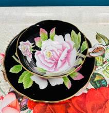 Load image into Gallery viewer, Cwpan a soser Vintage Siapaneaidd rhosod pinc a du wedi eu peintio â llaw / Vintage Japanese handpainted pink and nlack rose cup and saucer
