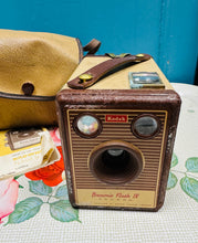 Load image into Gallery viewer, Camera Vintage Kodak Brownie Flash IV yn ei gâs gwreiddiol a gyda’r cyfarwyddiadau gwreiddiol / Vintage Kodak Brownie flash IV Camera in it’s original case and with the original instructions
