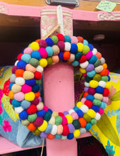 Load image into Gallery viewer, Wreath ffelt amryliw / Multicoloured felt wreath
