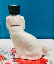 Load image into Gallery viewer, Spaniel Staffordshire Hynafol gyda tealight gwydr gwyrdd ar ei ben / Antique Staffordshire Spaniel with a green glass tealight on top

