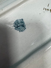 Load image into Gallery viewer, Plât brechdanau hirgrwn Royal Winton Grimwades Vintage gyda phatrwm blodau chintz ar gefndir du / Vintage Royal Winton Grimwades oblong sandwich plate featuring a black chintz floral patter
