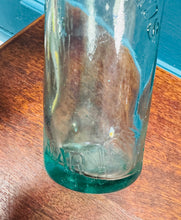 Load image into Gallery viewer, Potel Hynafol gwydr clir ‘Thomas &amp; Edwards Caernarvon’ / Antique clear glass ‘Thomas &amp; Edwards Caernarvon’ bottle
