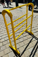 Load image into Gallery viewer, Rail dal towel pren melyn llachar Vintage / Vintage bright yellow wooden freestanding towel rail
