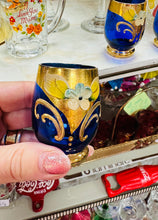 Load image into Gallery viewer, Set o 6 gwydr shot Vintage gwydr glas Vanetian ac aur 24 carat wedi ei beintio â llaw / Set of 6 Vanetian blue glass shot glasses with handpainted 24 carat gold
