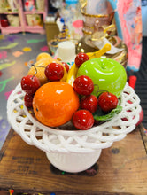 Load image into Gallery viewer, Ffrwythau mewn bowlen seramig wedi eu gwneud â llaw yn yr Eidal yn y 60au / Ceramic laced fruit basket hand made in Italy in the 60s
