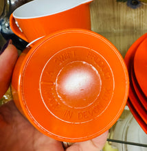 Load image into Gallery viewer, Set 18 darn Melaware Retro oren a gwyn o’r 70au / Retro orange and white 18 piece Melaware set from the 70s
