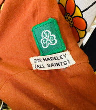 Load image into Gallery viewer, Dillad Girl Guides Vintage o’r 60au gyda 20 bathodyn / Girl Guides Vintage Brownie Uniform from the 1960&#39;s with 20 Badges
