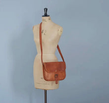Load image into Gallery viewer, Bag dros ysgwydd lledr Fair Trafe Vintage style / Vintage style Fair Trade leather shoulder bag
