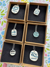 Load image into Gallery viewer, Mwclis unigryw ‘Chwaer’ seramig ac arian gan Tlysau / Unique seramic and silver ‘Chwaer’ necklace by Tlysau
