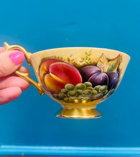 Load image into Gallery viewer, Cwpan Ainsley ffrwythau Vintage 24 carat / Vintage 24 carat gold Ainsley fruit cup
