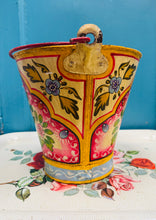 Load image into Gallery viewer, Bwced haearn Vintage wedi ei beintio â llaw (cefndir melyn) / Vintage iron handpainted bucket (yellow background)
