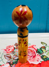 Load image into Gallery viewer, Dol pren Kokeshi celf gwerin Siapaneaidd Vintage wedi ei beintio â llaw / Vintage handpainted Japanese folk art Kokeshi Doll
