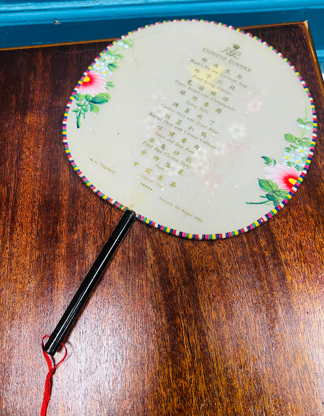 Ffan Tseiniaidd sidan Vintage gyda bwydlen y wledd bwyd Tseiniaidd oedd ar fwrdd y llong M.V.Tegelberg 6/8/1966 / Vintage silk Chinese fan with the Chinese banquet’s menu that was on board the M.V.Tegelberg ship on 6/8/1966