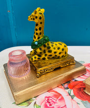 Load image into Gallery viewer, Canhwyllbren Quirky gwydr pinc, llyfr aur a Jiraff / Quirky pink glass, gold book and Giraffe candlestick holder
