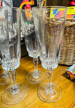 Load image into Gallery viewer, Set o 4 flute gwydr Vintage / Set of 4 Vintage glass flutes
