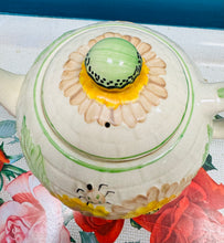Load image into Gallery viewer, Tebot Embassy Ware Kirklands Etruria blodau melyn Vintage prin o’r 30au / Rare Vintage yellow flowers Embassy Ware Kirklands Etruria tea pot from the 30s
