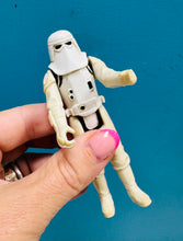 Load image into Gallery viewer, Ffigwr Stormtrooper Star Wars gwreiddiol o 1980 / Original Star Wars Stormtrooper figure from 1980
