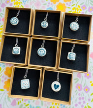 Load image into Gallery viewer, Mwclis unigryw ‘Ti’n Ffab’ seramig ac arian gan Tlysau / Unique seramic and silver ‘Ti’n Ffab’ necklace by Tlysau
