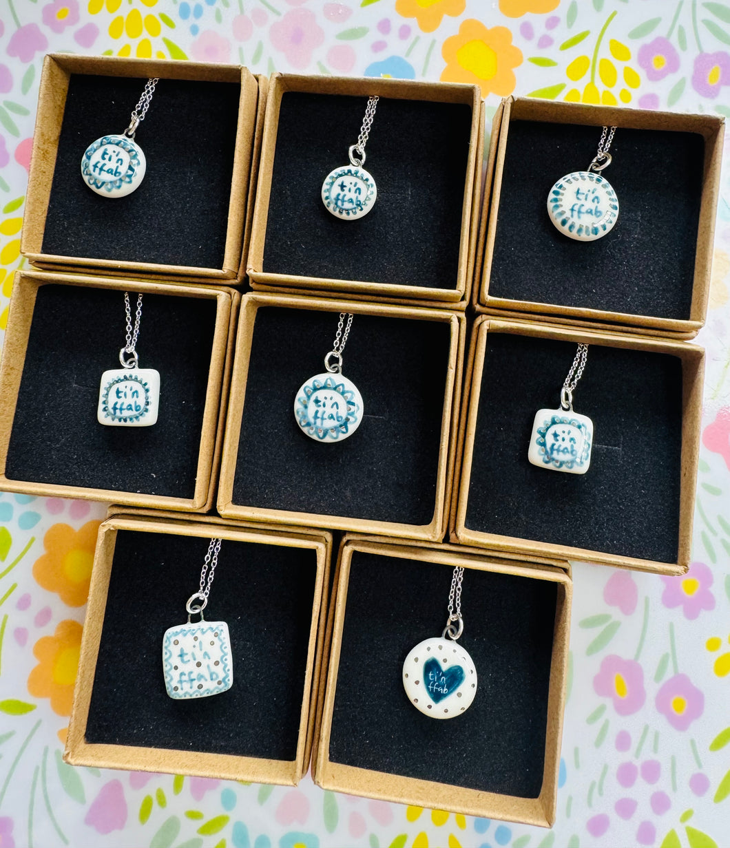 Mwclis unigryw ‘Ti’n Ffab’ seramig ac arian gan Tlysau / Unique seramic and silver ‘Ti’n Ffab’ necklace by Tlysau