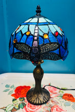 Load image into Gallery viewer, Lamp Tiffany Gwas y Neidr wedi'i gwneud â llaw o wydr lliw glas y nos a glas yr awyr /Handmade Midnight and Sky Blue stained glass Dragonfly Tiffany Lamp
