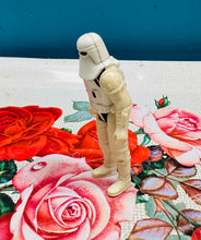 Load image into Gallery viewer, Ffigwr Stormtrooper Star Wars gwreiddiol o 1980 / Original Star Wars Stormtrooper figure from 1980
