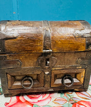 Load image into Gallery viewer, Cist storio Vintage hanner crwn bychan pren wedi'i wneud â llaw / Vintage handmade wooden small half round storage chest
