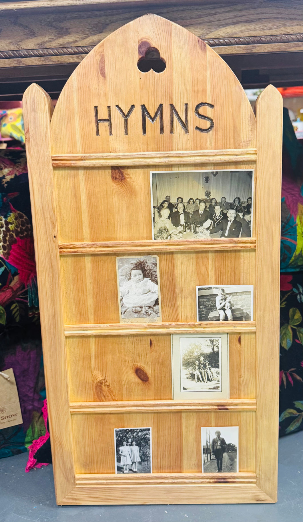 Bwrdd Hymns wedi ei wneud â llaw allan o bren Pîn / Hanging Hymns board made by hand out of Pine wood