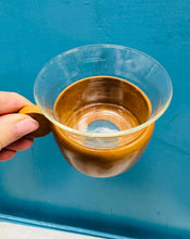 Load image into Gallery viewer, Set o 4 cwpan coffi Retro Almaenig gwydr a pren Teak ar hambwrdd Teak o’r 70au / Retro German 1970s set of 4 glass and Teak wood coffee cups on a Teak tray
