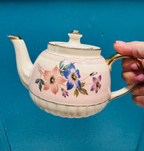 Load image into Gallery viewer, Tebot Sadler bychan pinc a blodeuog / Vintage Sadler small pink and floral Vintage teapot
