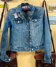 Load image into Gallery viewer, Siaced denim ail law maint 10 gyda patches lliwgar hwyliog / Second hand size 10 denim jacket with colourful fun patches
