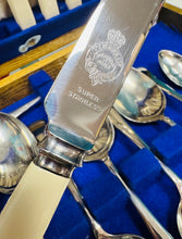 Load image into Gallery viewer, Set gytleri 24 darn Vintage ‘Viners Ltd' o Sheffield, o'r 1950au, mewn blwch pren / Vintage ‘Viners Ltd’ of Sheffield 24 piece Canteen of Cutlery from the 1950s in a wooden box

