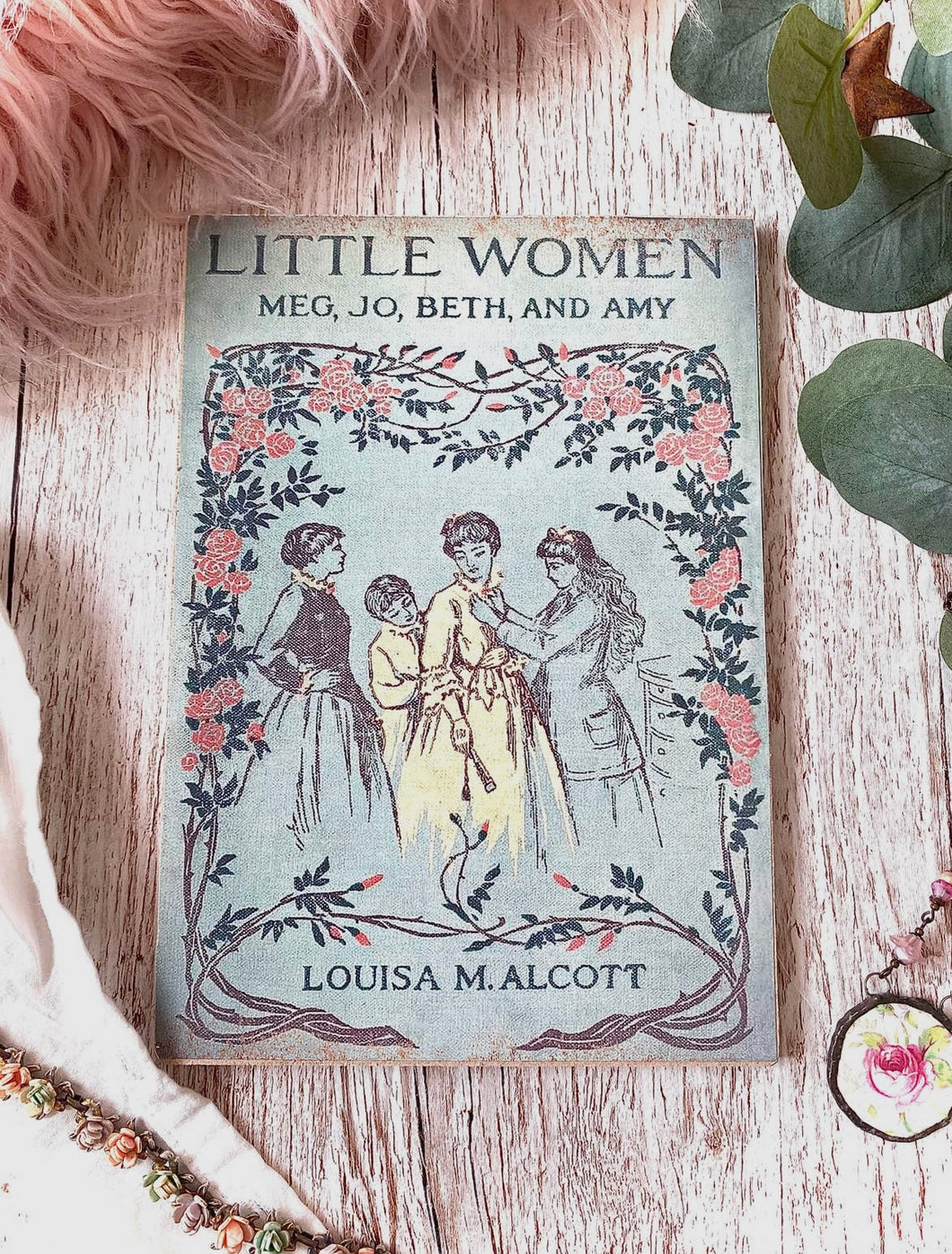 Plac pren maint A5 o glawr Vintage y llyfr ‘Little Women’ / ‘Little Women’ Vintage book cover A5 wooden plack