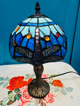 Load image into Gallery viewer, Lamp Tiffany Gwas y Neidr wedi'i gwneud â llaw o wydr lliw glas y nos a glas yr awyr /Handmade Midnight and Sky Blue stained glass Dragonfly Tiffany Lamp
