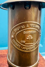 Load image into Gallery viewer, Lamp Glowr brass a gwydr Hynafol ‘E.Thomas &amp; Williams, Cambrian, Aberdâr rhif 52898 / Antique brass and glass E.Thomas &amp; Williams, Cambrian, Aberdare Miners lantern No 52898
