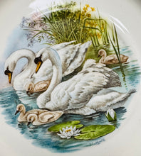 Load image into Gallery viewer, Plat elyrch ‘Midwinter’ bychan Vintage / Small Vintage ‘Midwinter’ swan scene plate
