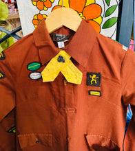 Load image into Gallery viewer, Dillad Girl Guides Vintage o’r 60au gyda 20 bathodyn / Girl Guides Vintage Brownie Uniform from the 1960&#39;s with 20 Badges

