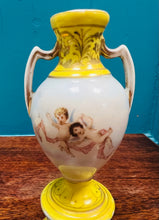 Load image into Gallery viewer, Fâs blodeyn Eidalaidd Hynafol gyda Cherubs / Antique Italian Cherubs bud vase
