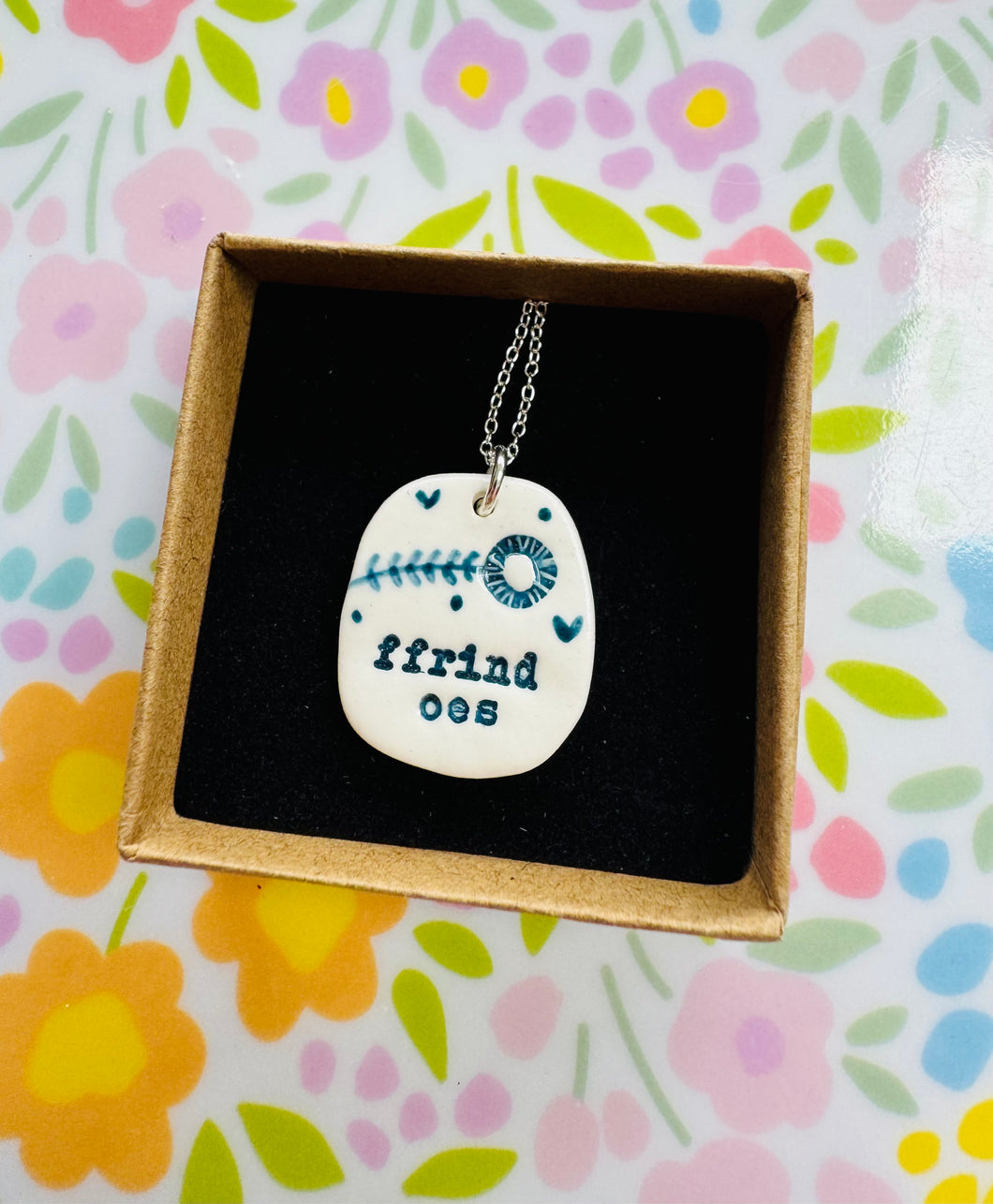 Mwclis unigryw ‘Ffrind Oes’ seramig ac arian gan Tlysau / Unique seramic and silver ‘Ffrind Oes’ necklace by Tlysau