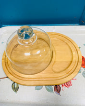 Load image into Gallery viewer, Hambwrdd pren gweini caws gyda chromen wydr / Wooden cheese board with glass dome
