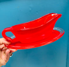 Load image into Gallery viewer, Jwg gravy a soser Pyrex Phoenix Retro coch / Retro red Phoenix Pyrex Gravy boat and saucer
