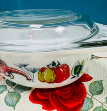 Load image into Gallery viewer, Dysgl casserole Pyrex JAJ Lobster a llysiau Retro gyda’r caead gwreiddiol / Retro Lobster and vegetables JAJ Pyrex casserole dish with original lid
