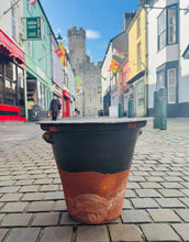 Load image into Gallery viewer, Pot llaethdy Hynafol terracotta crochenwaith Cymreig mawr gyda’r caead llechen gwreiddiol / Antique large Welsh pottery terracotta dairy pot with original slate lid
