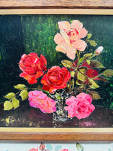 Load image into Gallery viewer, Darlun olew rhosod gan artist Hilda Wilkin mewn ffrâm dderw Vintage / Vintage framed roses oil painting by artist Hilda Wilkin
