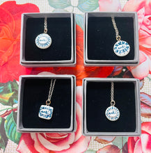 Load image into Gallery viewer, Mwclis unigryw ‘Anti’ seramig ac arian gan Tlysau / Unique seramic and silver ‘Anti’ necklace by Tlysau
