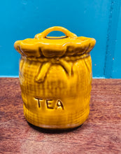 Load image into Gallery viewer, Jar Te Vintage siâp bag jute o’r 50au / Vintage Tea jar shaped like a jute bag from the 50s
