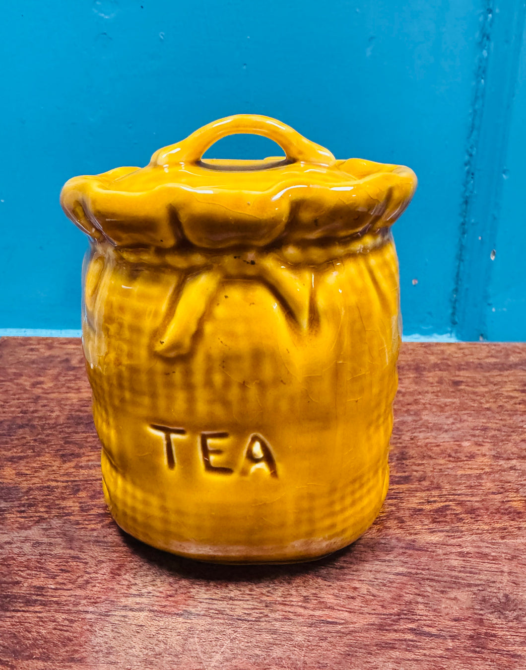 Jar Te Vintage siâp bag jute o’r 50au / Vintage Tea jar shaped like a jute bag from the 50s