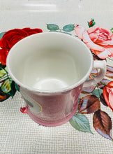 Load image into Gallery viewer, Cwpan china Hynafol binc ‘A Present from Caernarvon’ / Antique ‘A Present from Caernarvon’ pink china cup
