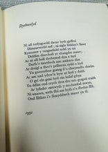 Load image into Gallery viewer, Llyfr clawr caled argraffiad cyntaf ‘Detholiad o gerddi’ T.H.Parry Wiiliams o 1972 wedi ei arwyddo gan y bardd / Signed first edition harback book ‘Detholiad o gerddi’ T.H.Parry Wiiliams from 1972
