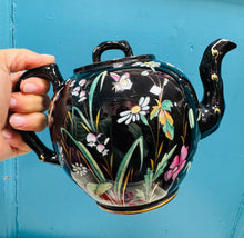 Load image into Gallery viewer, Tebot Fictoraidd Hynafol Ridgway Ebony Jetware du gan Dudson Jackfield / Victorian Antique Ridgway Black Ebony Jetware Teapot by Dudson Jackfield
